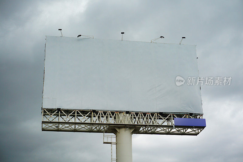 高速公路上的空白的白色广告牌