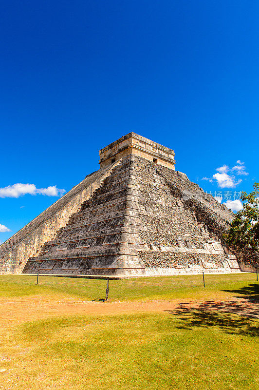 埃尔卡斯蒂略(库库尔坎神庙)，一个中美洲阶梯金字塔，奇琴伊察。它是哥伦布发现美洲大陆前的一座大型城市，由末世经典时期的玛雅人建造。联合国教科文组织世界遗产