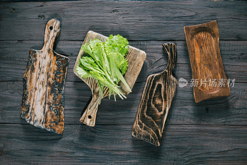 生菜沙拉和木砧板