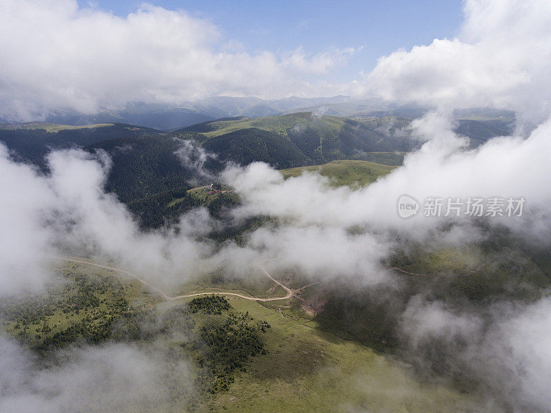 云下山村鸟瞰图