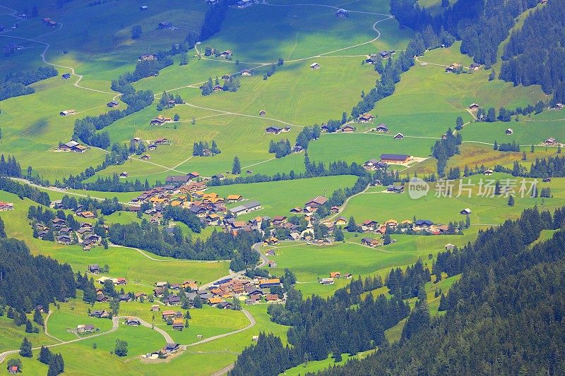 以上田园诗格施塔德和萨宁山谷和草地，戏剧性的瑞士Diablerets雪山，田园诗般的乡村，伯尔尼坎顿，瑞士阿尔卑斯山，瑞士