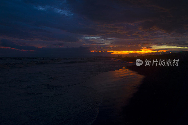 海滩和富士山上壮观的日落