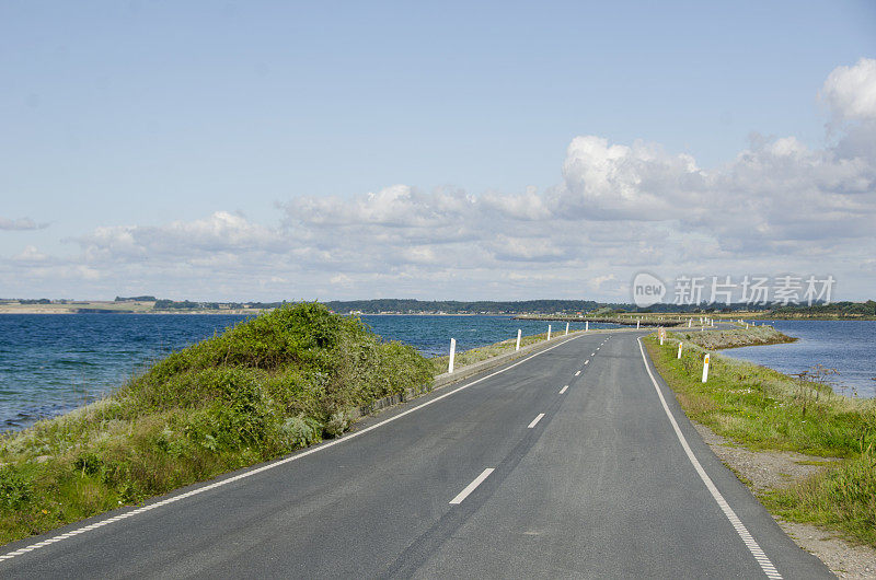 道路两旁没有汽车和水。