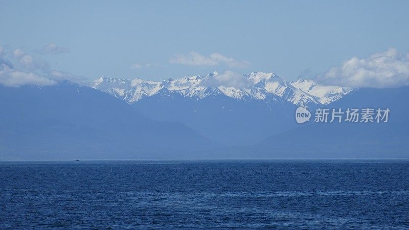 风景优美的大海和山景从岩石海滩