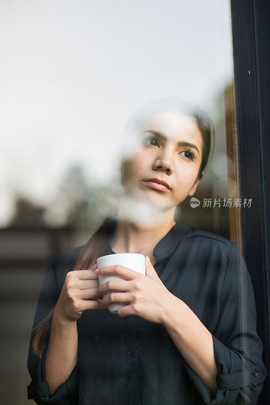 拿着咖啡杯的女人