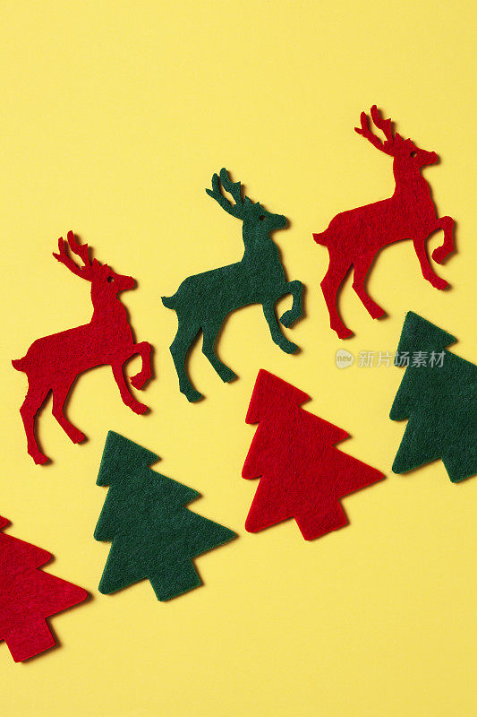 黄色背景上的织物圣诞装饰品