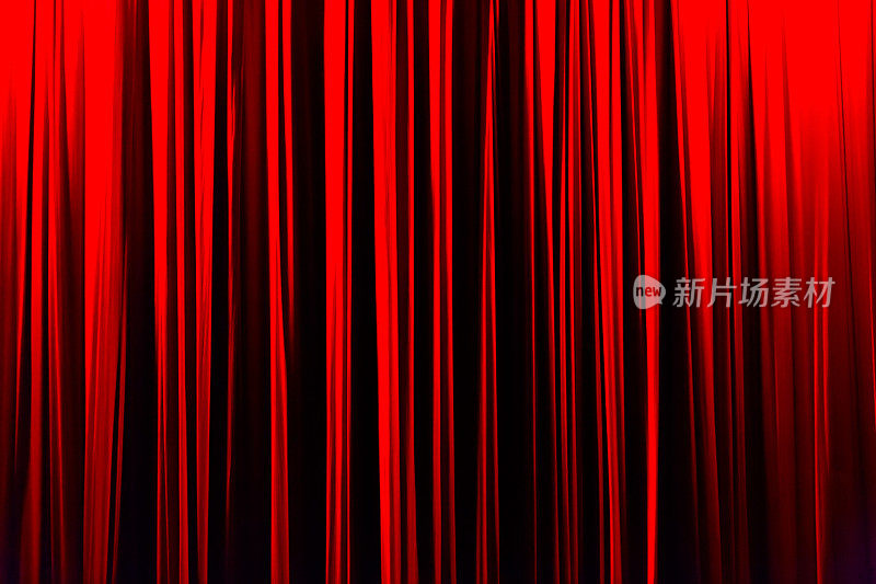 红色条纹窗帘以剧场优雅的纹理为背景。