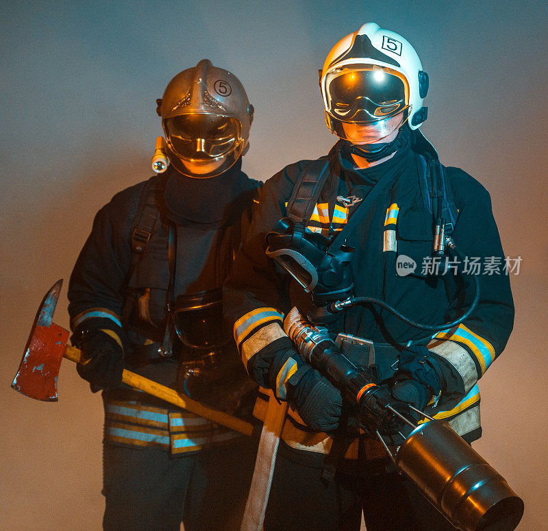 两名消防队员全副武装