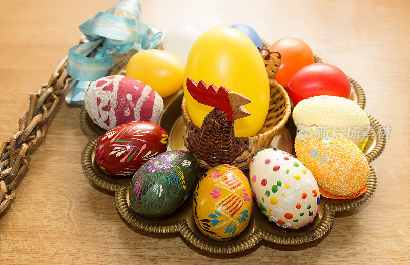 复活节时，用一只母鸡在托盘上手绘鸡蛋