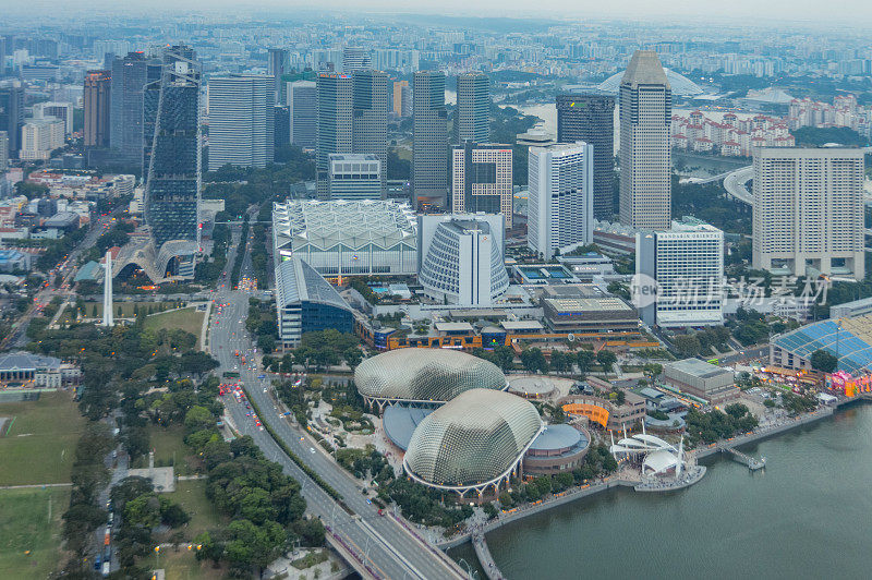 黄昏时分的新加坡城市天际线和城市景观