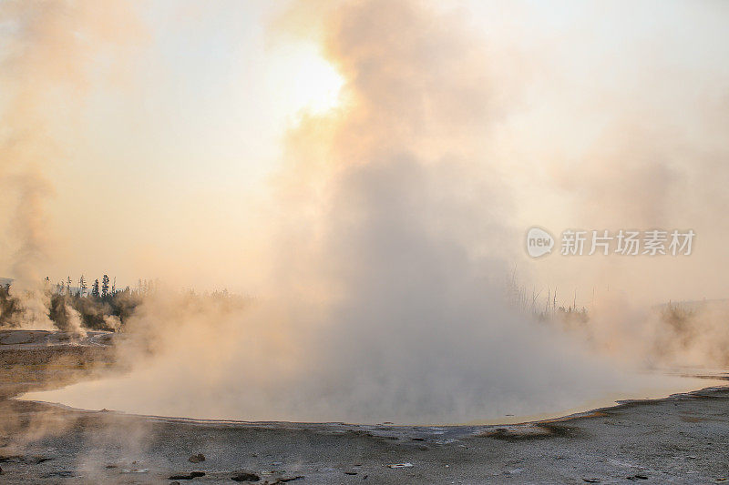 饼干间歇泉盆地蒸汽，木板路，黄石国家公园，WY