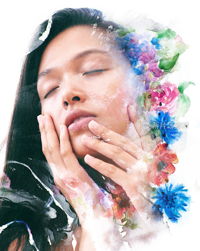 Paintography。双曝光的感官和平的亚洲模特轻轻触摸她的脸与手绘墨水和水彩画花卉图案