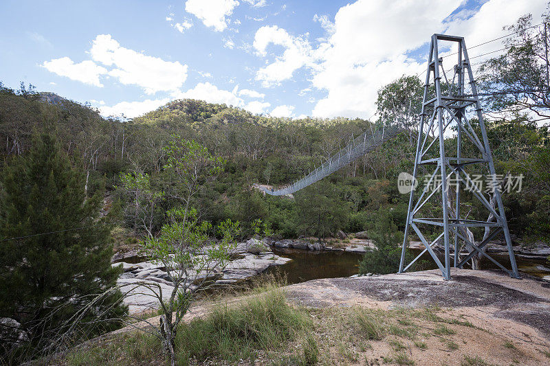 一座高高的吊桥横跨峡谷延伸到远处