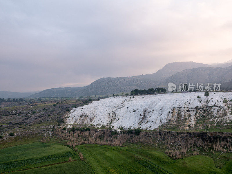 鸟瞰图的钙华池在古代希拉波利斯Pamukkale，德尼兹利