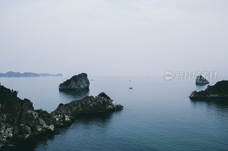 越南下龙湾的猴岛海滩、小船和小岛