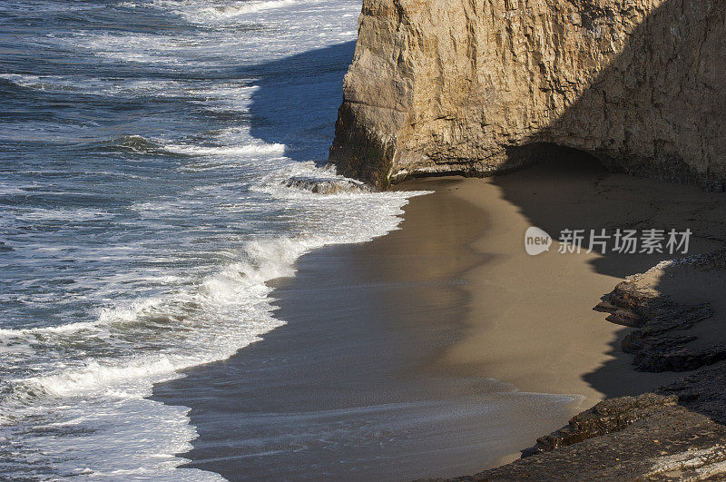 海浪冲击着洛基加利福尼亚海岸