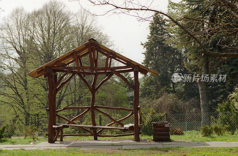 拍摄于一个公园里的木凹室。拍摄电影