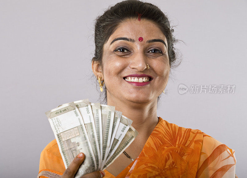 印度妇女拿着钞票