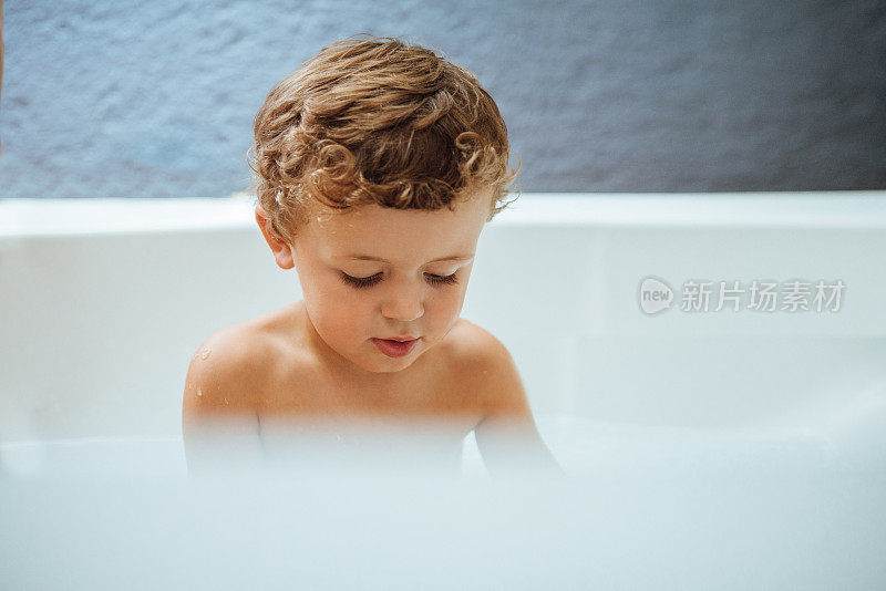 男孩洗澡时的肖像