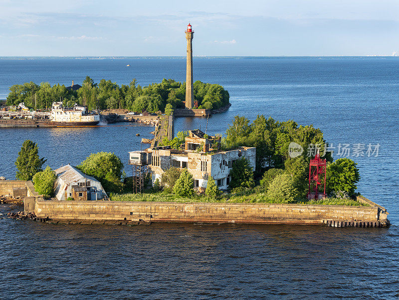 俄罗斯科特林岛上摇摇欲坠的防御工事和灯塔