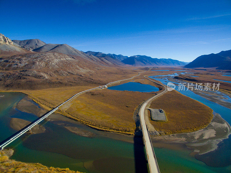 美丽的山脉和石油管道，阿拉斯加，美国