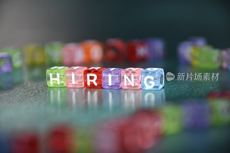 由字母立方体组成的单词HIRING