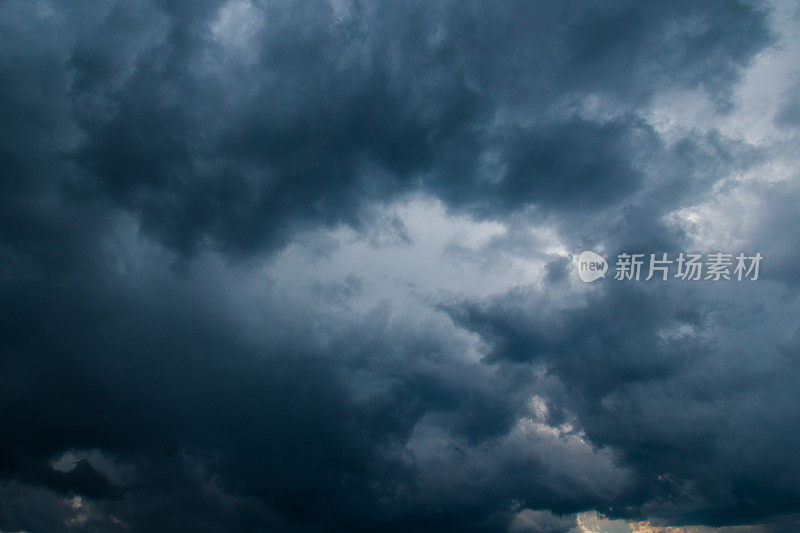 暴风雨的乌云