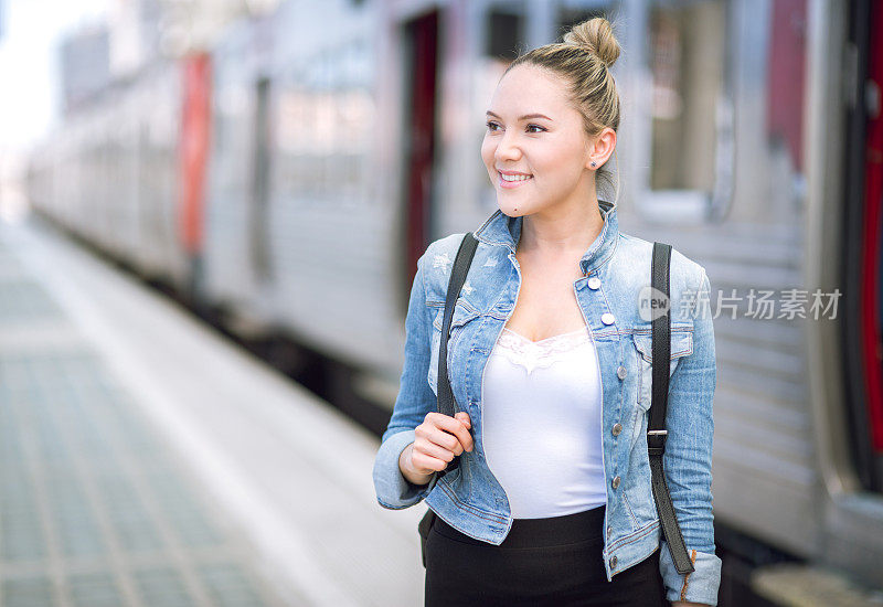 女子旅行者背包在火车站检查时间