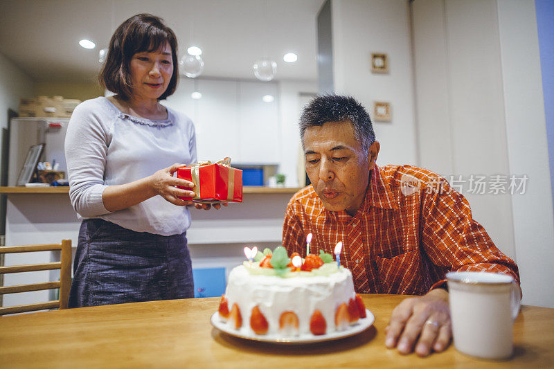 一对夫妇在家里开生日派对