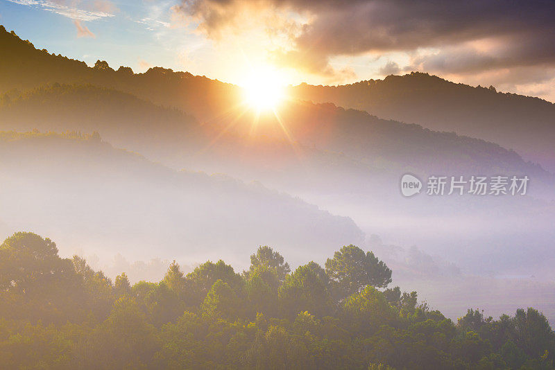 泰国北部的山景，日出和薄雾