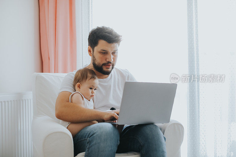 一个父亲和他的女儿在电脑前