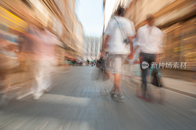 人们过马路，运动模糊