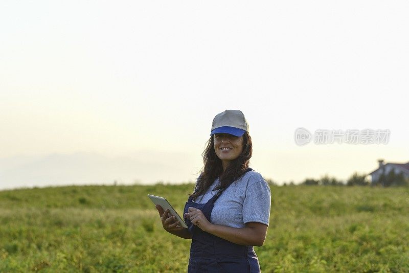 年轻女性农民与数字平板电脑