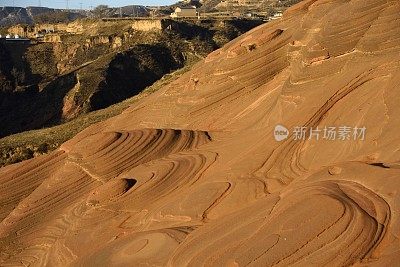 壮观如波涛般的丹霞地貌