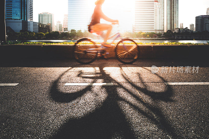 一位年轻女性早上骑自行车去上班。