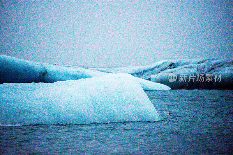 冰山漂浮在Jökulsárlón冰川泻湖冰岛在阴天