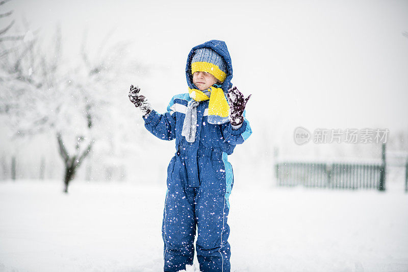 大雪过后，小男孩在享受雪