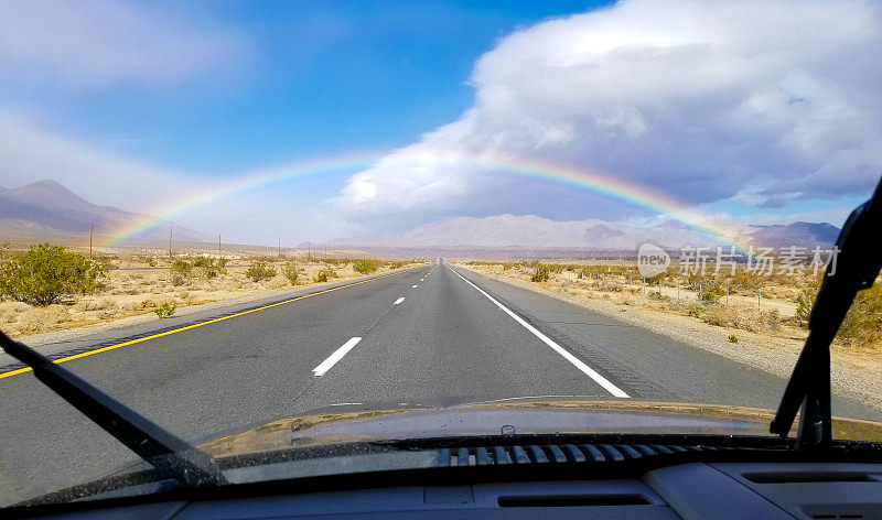公路尽头的彩虹，加利福尼亚州欧文斯谷