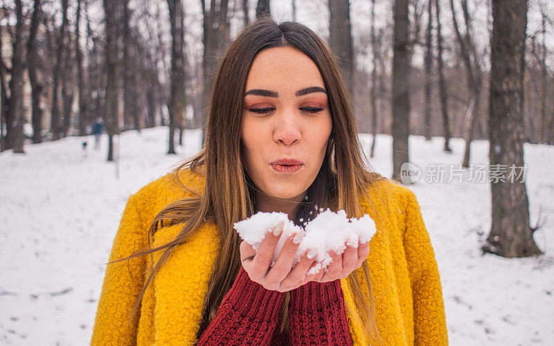 迷人的女人喜欢雪