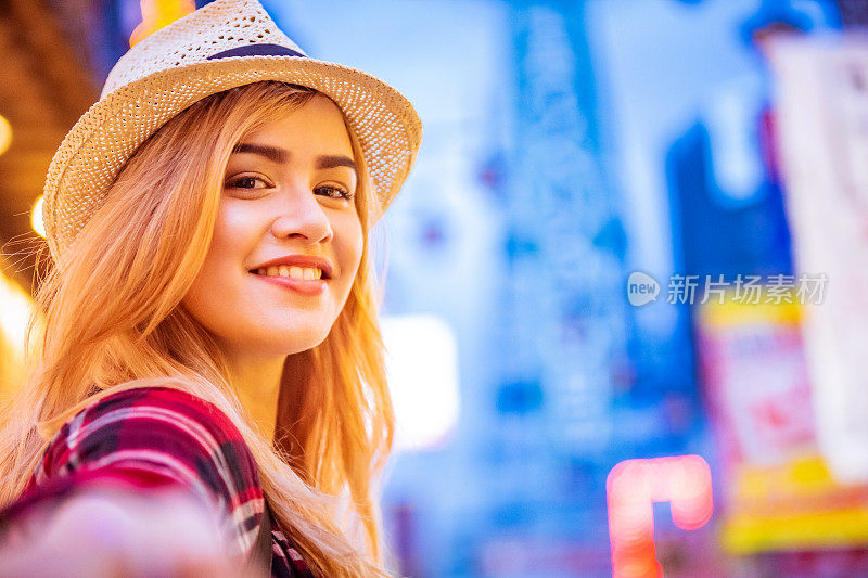 微笑的游客看着镜头