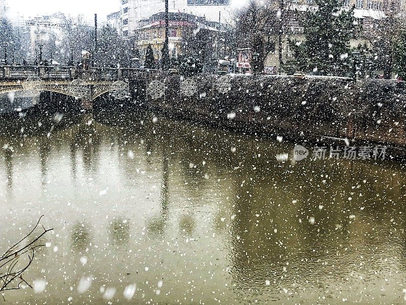 在河上下雪