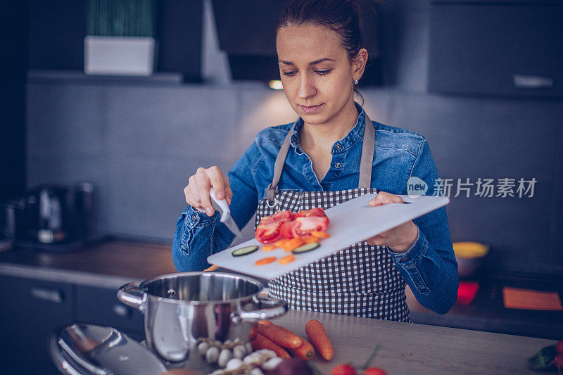 女人在厨房准备午餐