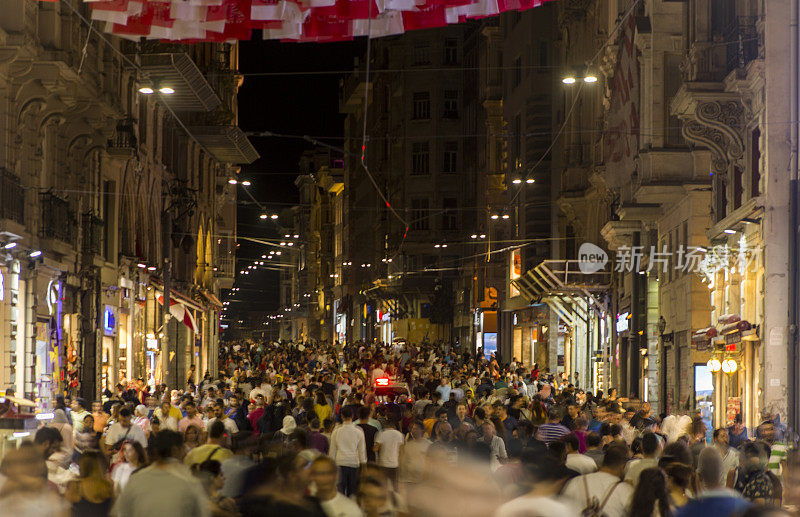 土耳其伊斯坦布尔塔克西姆地区伊斯提卡尔大街上的行人