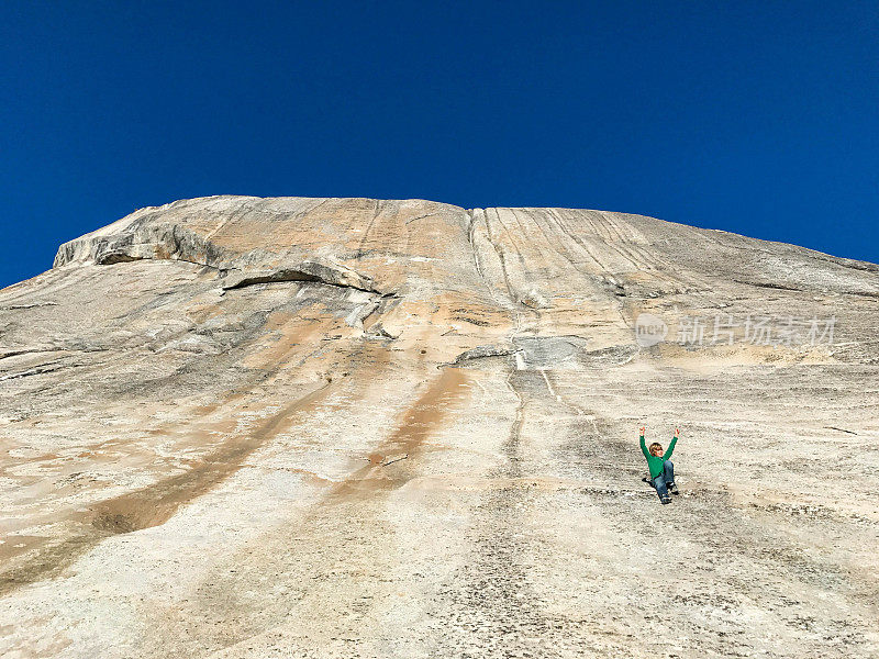 孩子们带着他的狗在优胜美地国家公园徒步旅行和爬山