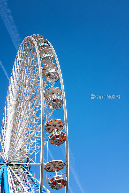 大摩天轮的一部分空旋转木马拍摄了晴朗的蓝天背景没有人
