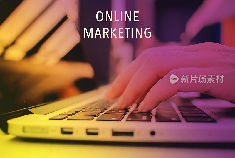 女性用手在笔记本电脑键盘上敲击在线营销词，颜色转换风格