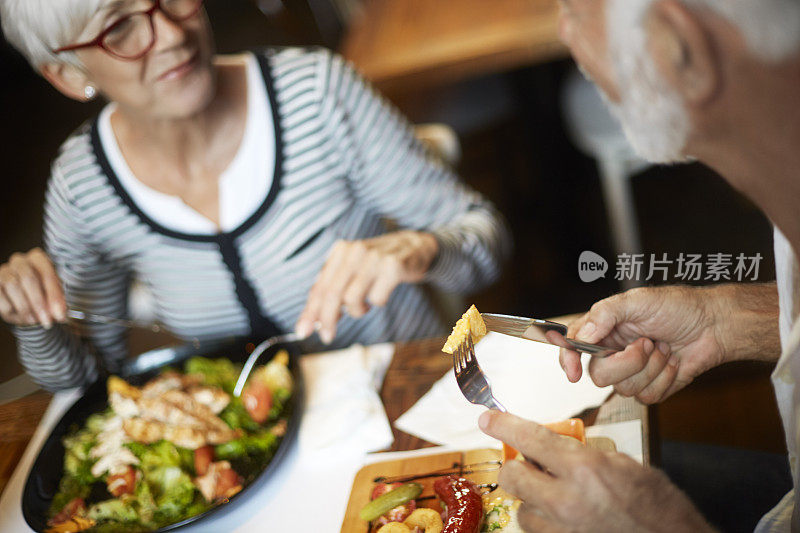 老夫妇在餐厅用餐时享受彼此的陪伴