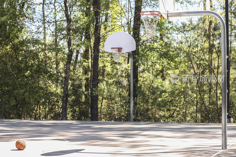 夏天在公园的室外球场打篮球，春天。