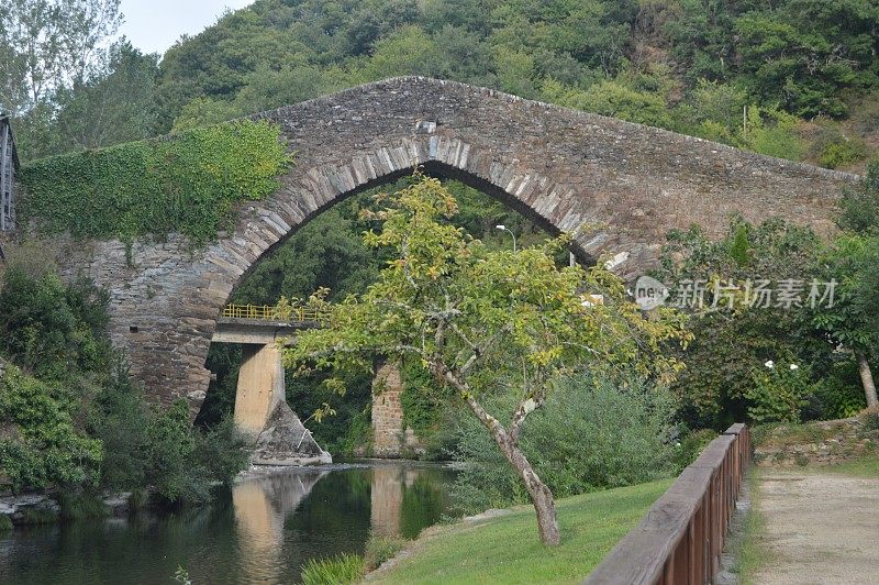 美妙的中世纪风格桥横跨苏纳河上的纳维亚德苏纳。