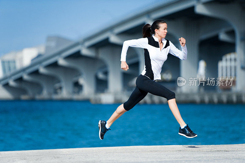 年轻女子跑桥冲刺